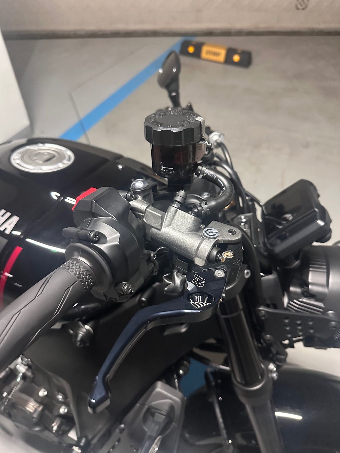 야마하 XSR 900 2023 블랙 사진 4