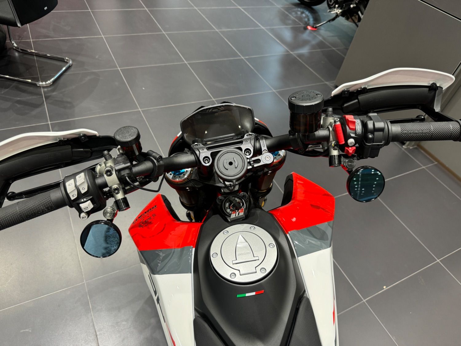 두카티 하이퍼모타드 950 SP thumb 2