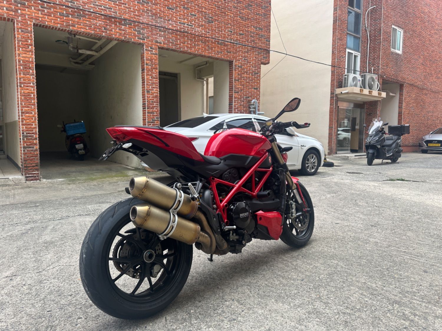 두카티 스트리트파이터 848 more