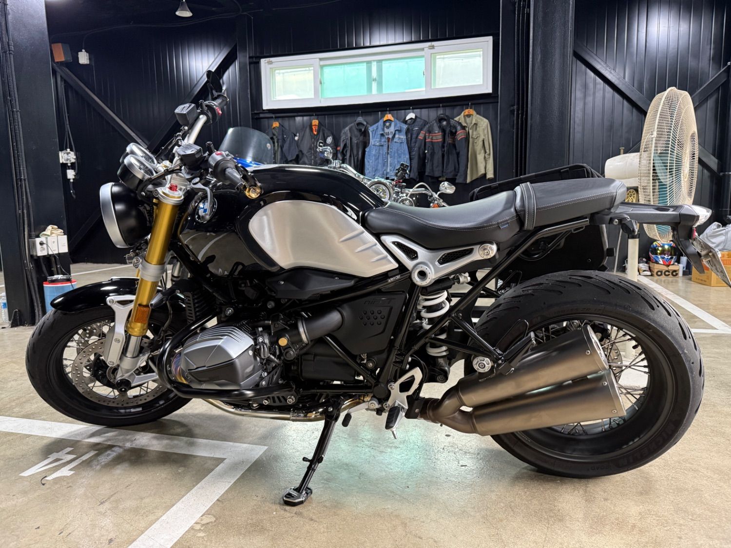 BMW R nine T more