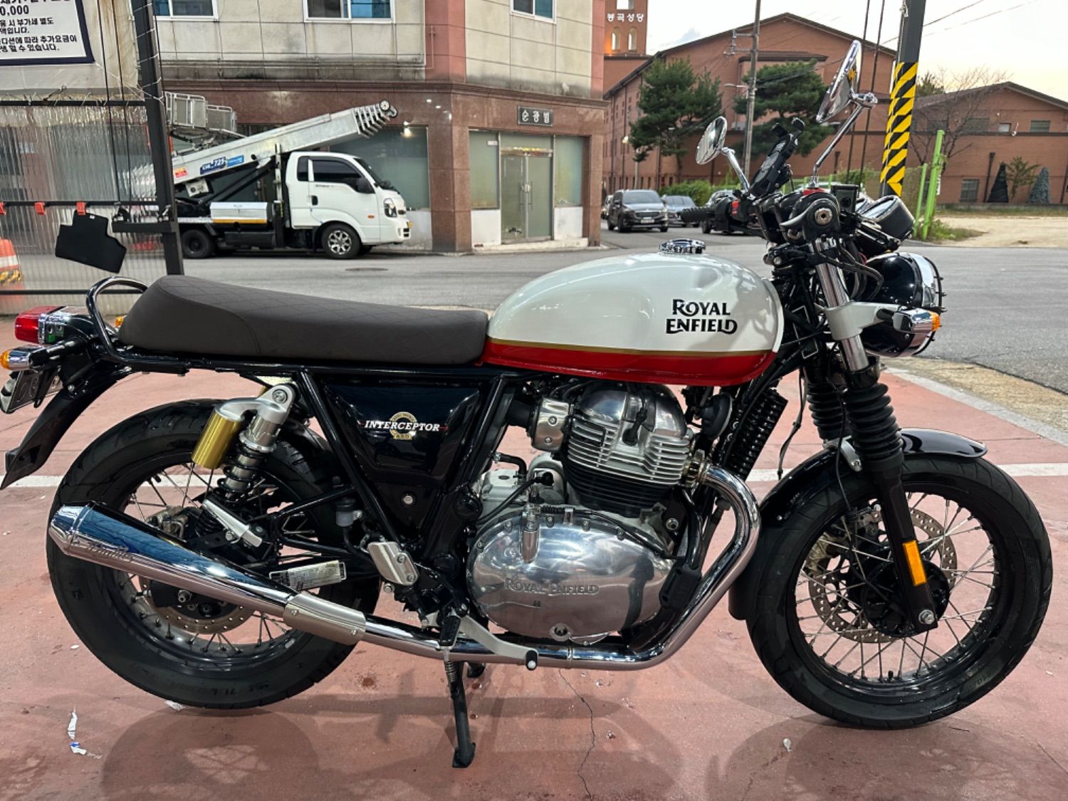 로얄엔필드 인터셉터 650 thumb 2