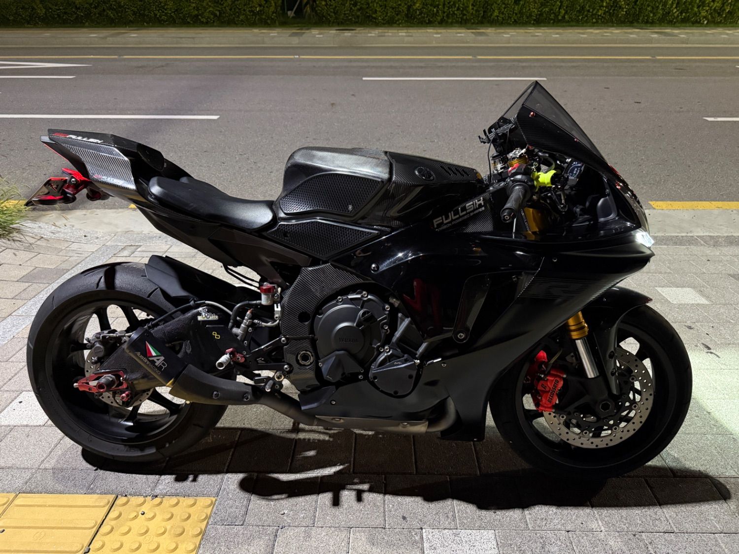 야마하 YZF R1 2020 블랙 사진 4