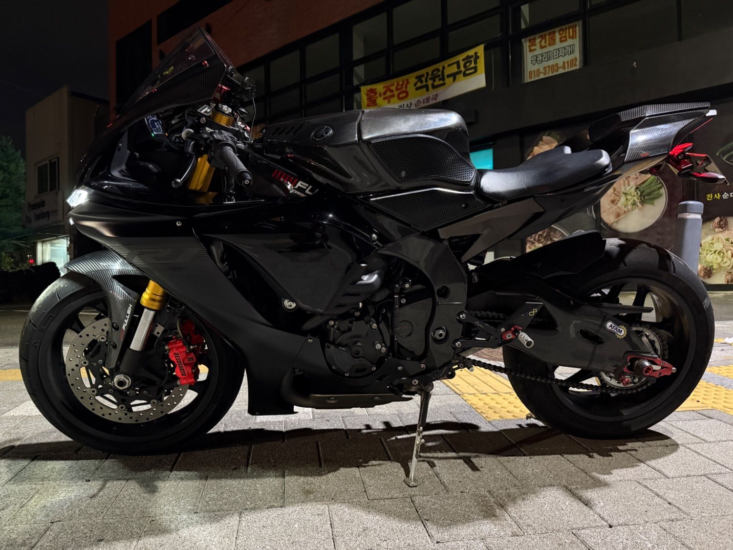 야마하 YZF R1 2020 블랙 사진 3