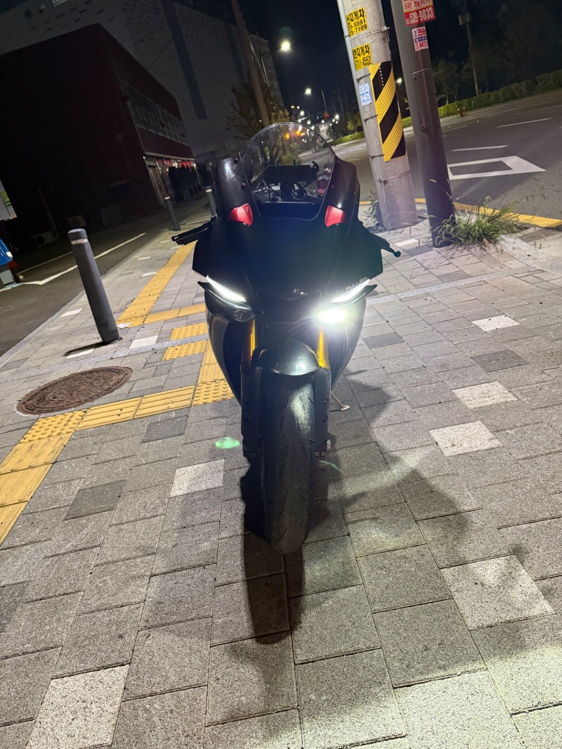 야마하 YZF R1 2020 블랙 사진 1