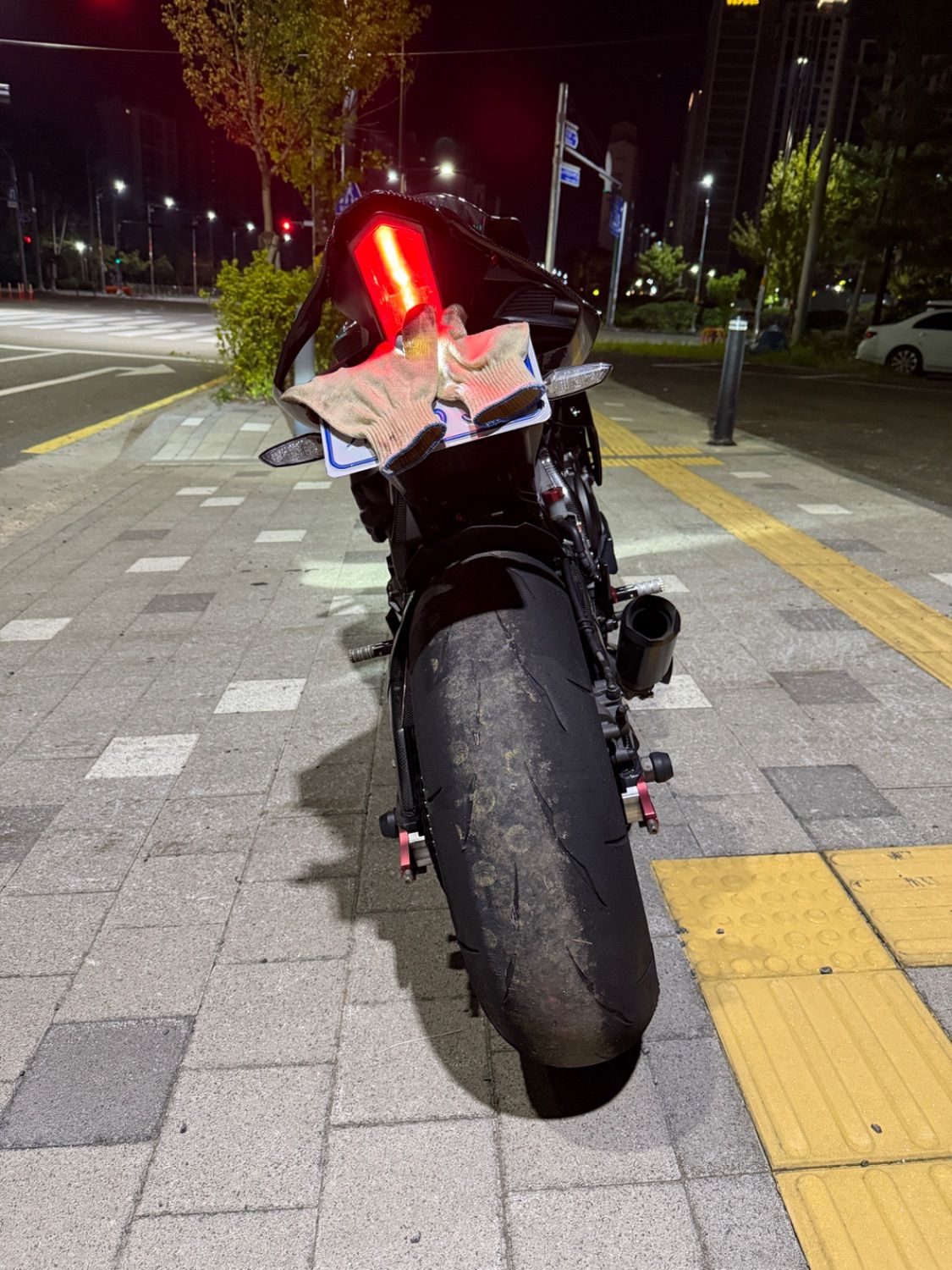 야마하 YZF R1 2020 블랙 사진 2