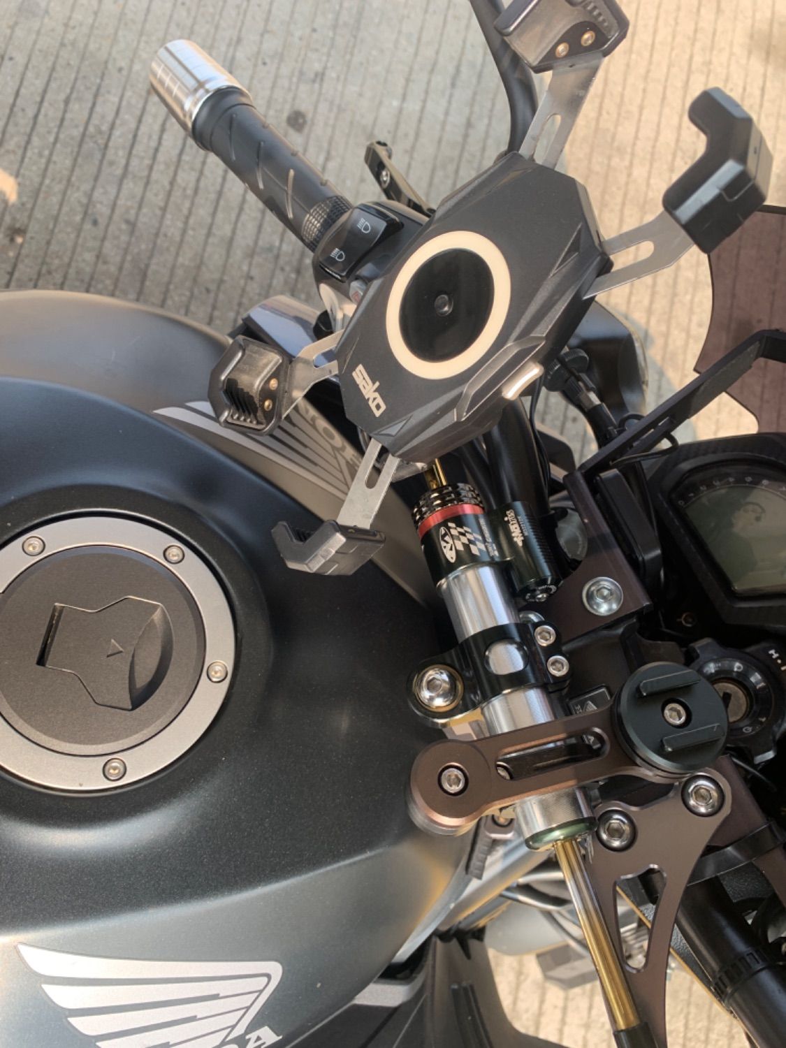 혼다 CB 650 F 2018 실버 사진 4