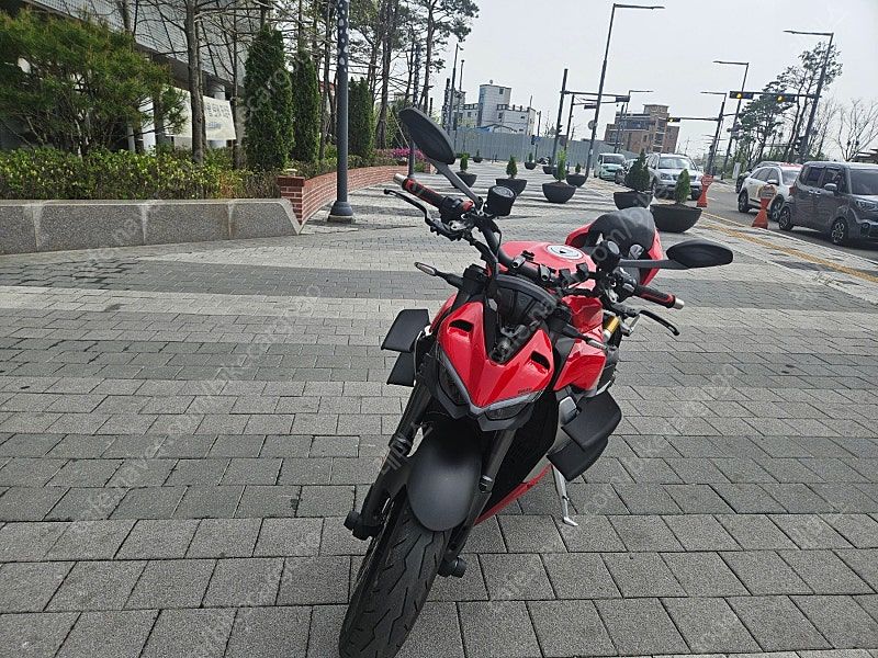 두카티 스트리트파이터 V2 2022 레드 사진 1