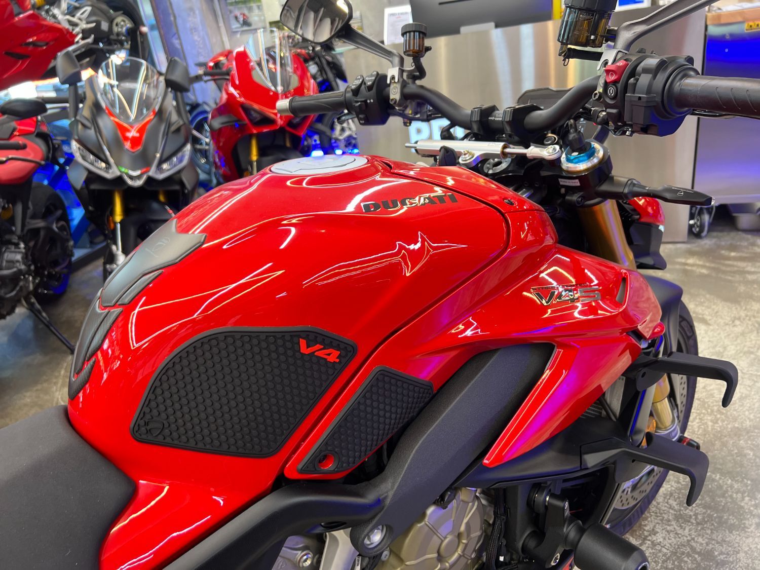 두카티 스트리트파이터 V4 S more