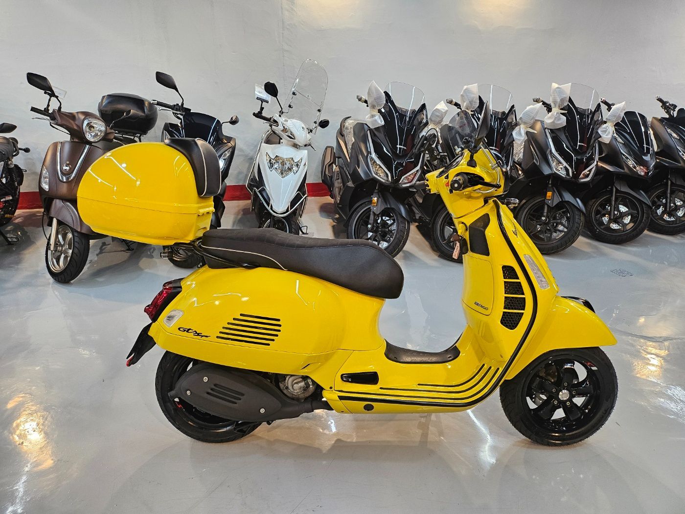 베스파 GTS 300 슈퍼스포츠 thumb 2