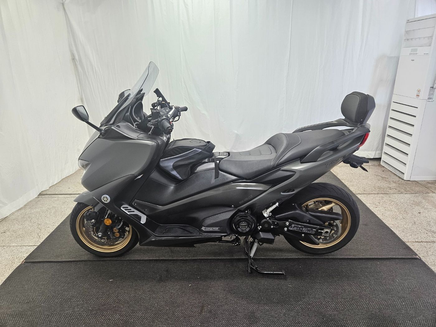 야마하 TMAX 560 more