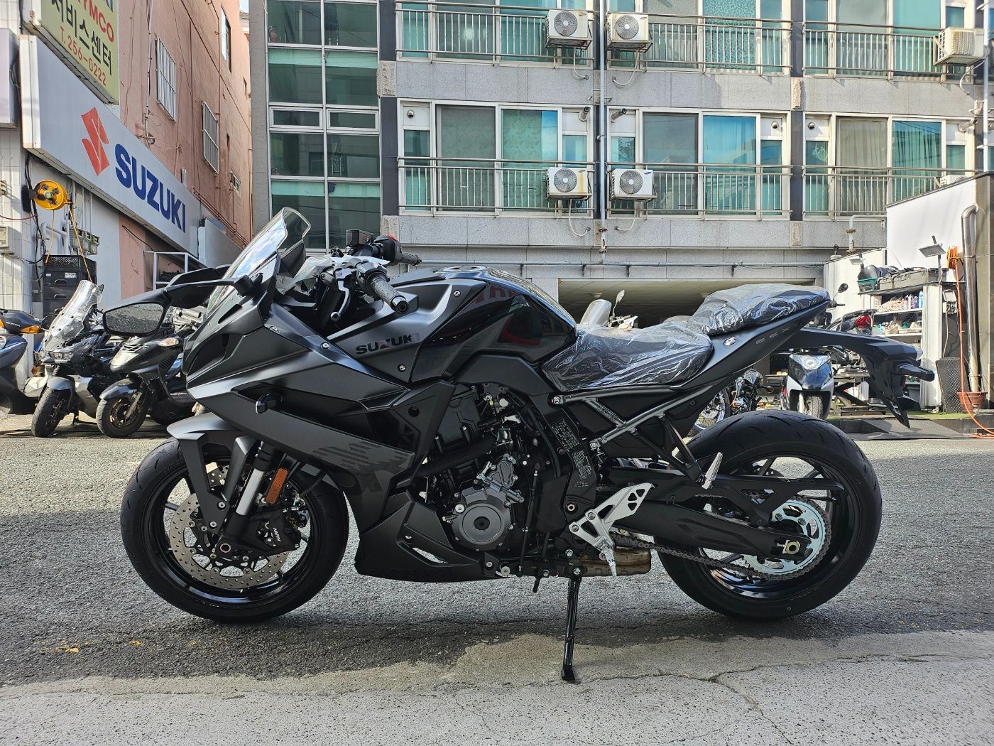 스즈키 GSX 8R more