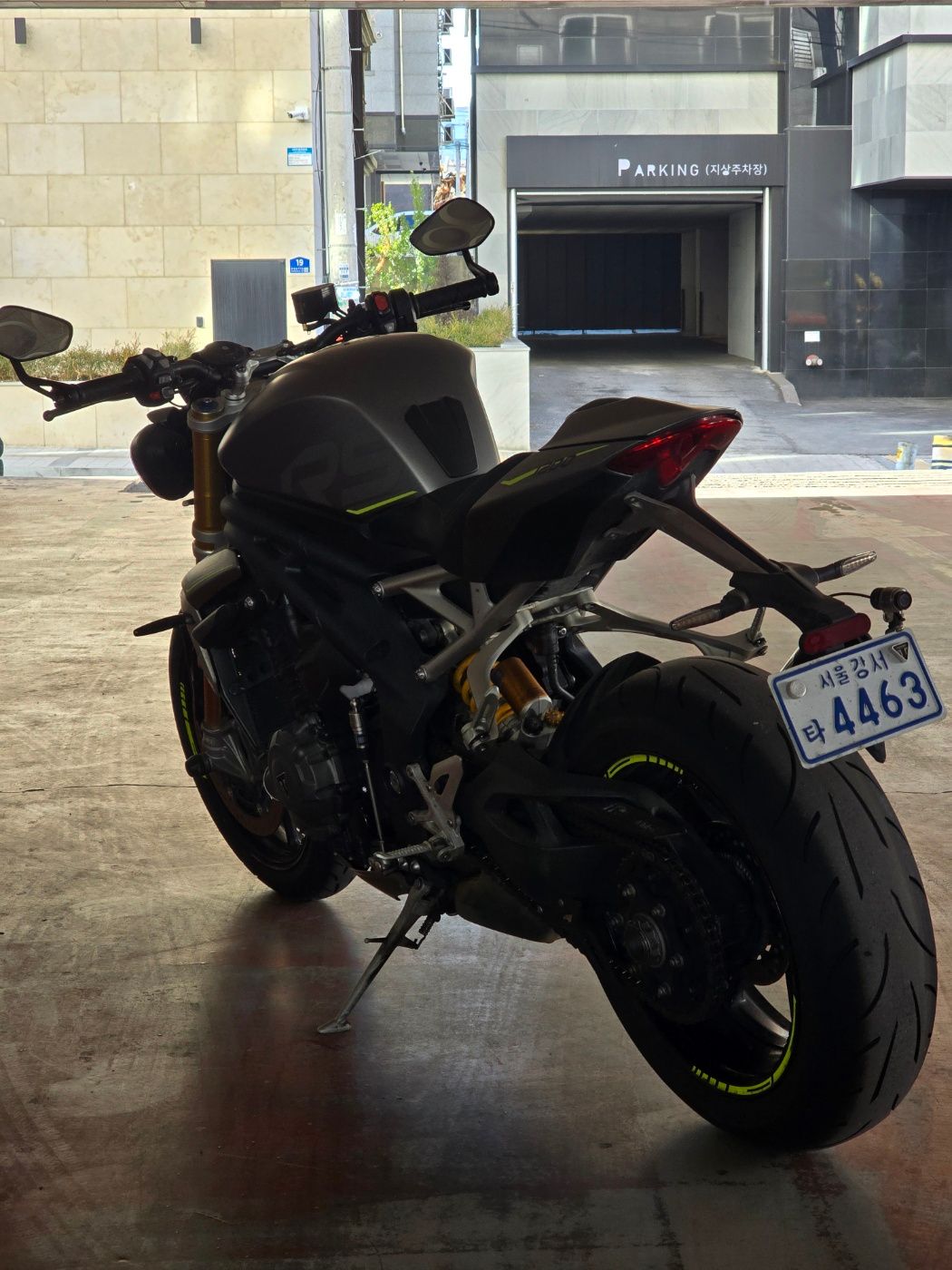 트라이엄프 스피드 트리플 1200 RR 2022 블랙 사진 2
