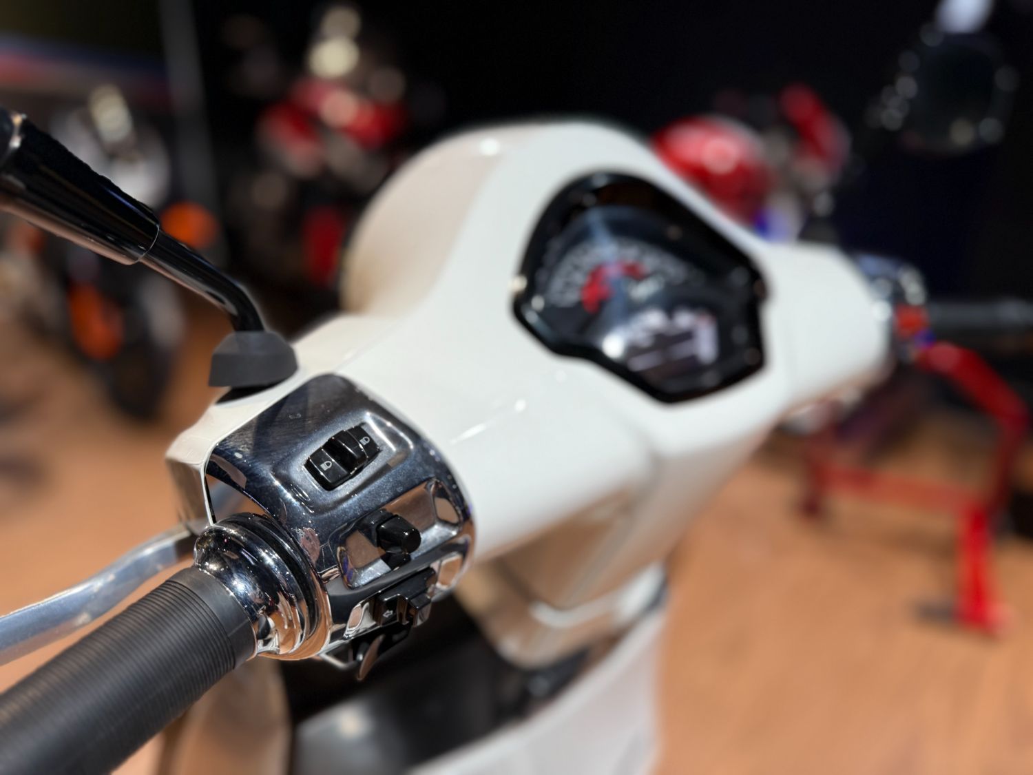 베스파 GTS 300 슈퍼스포츠 thumb 2