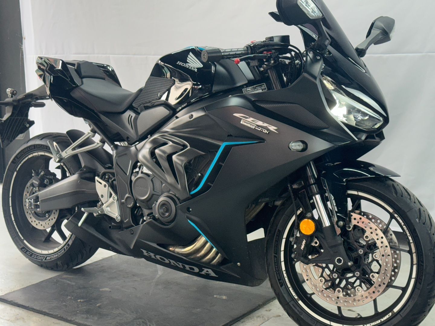 혼다 CBR 600 RR 2023 블랙 사진 2