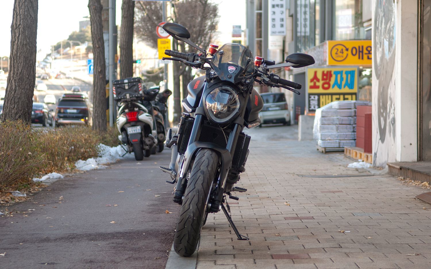 두카티 몬스터 937 more