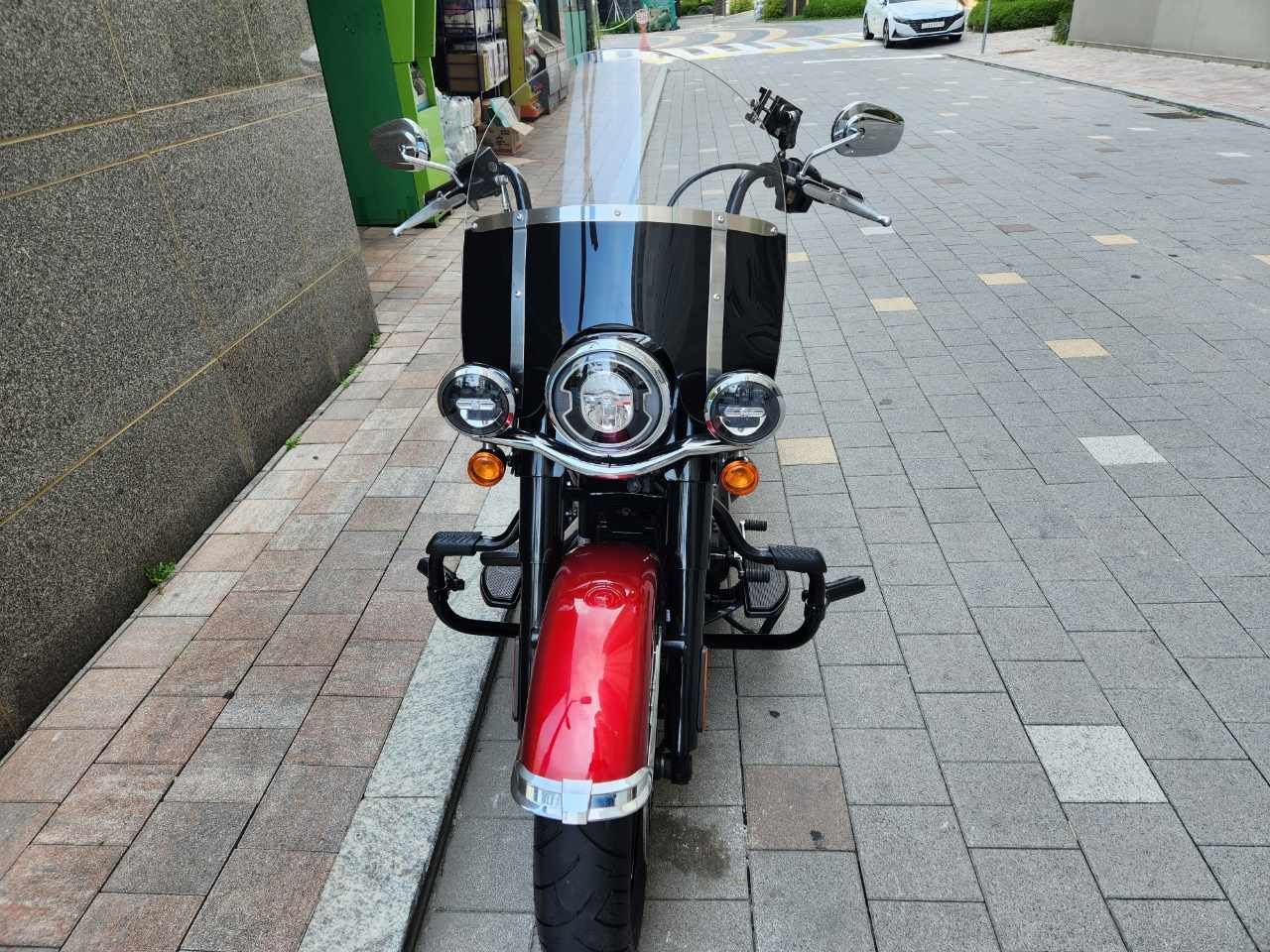 할리데이비슨 헤리티지 클래식 2019 레드 사진 3