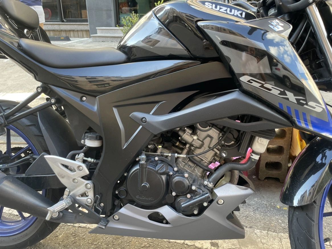 스즈키 GSX S 125 more