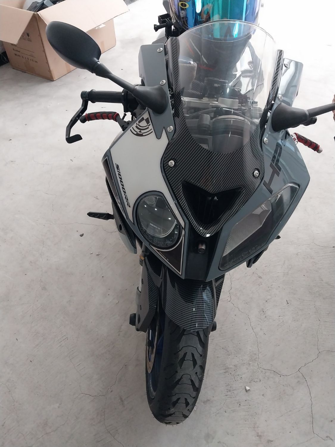 BMW HP4 thumb 2