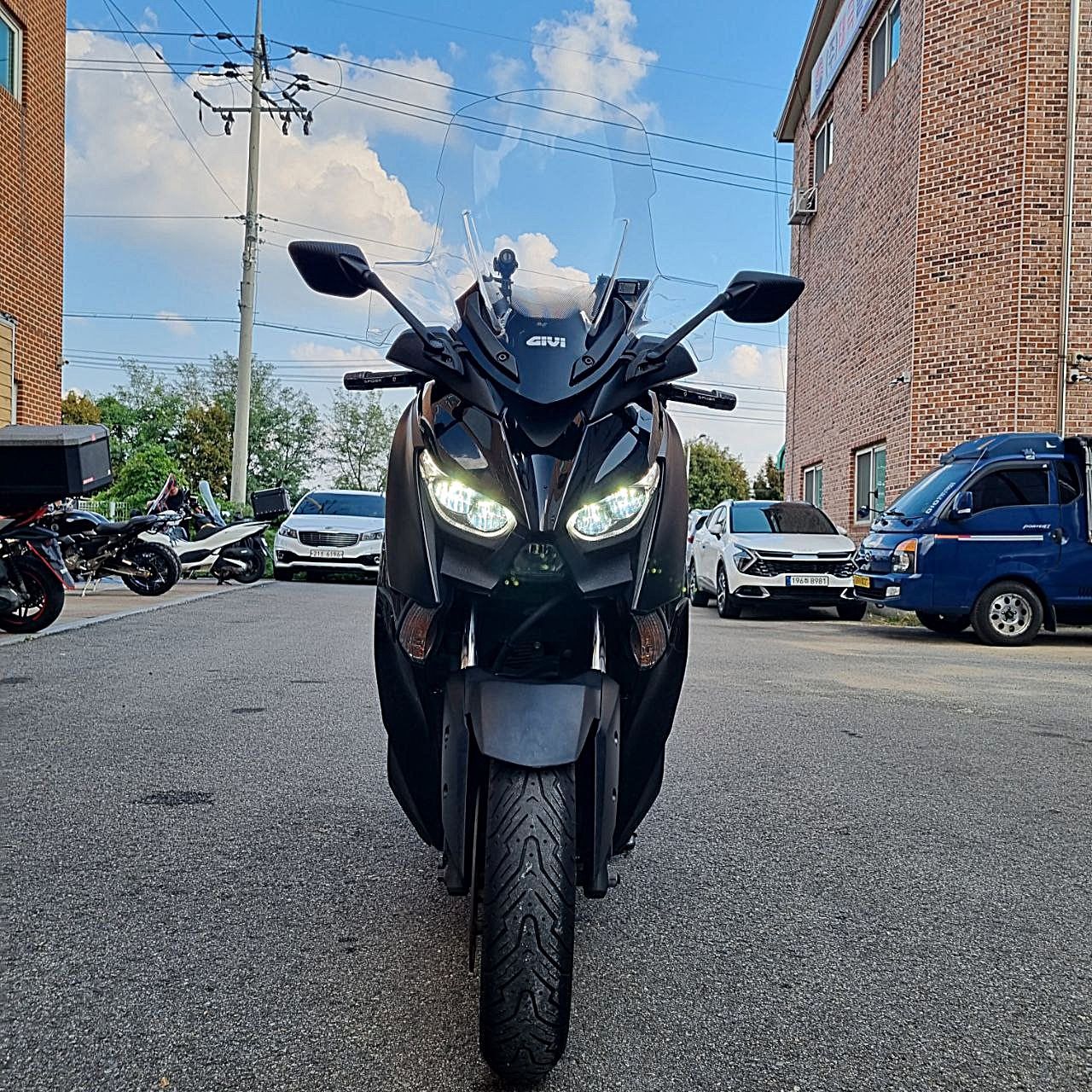 야마하 XMAX 300 ABS thumb 2