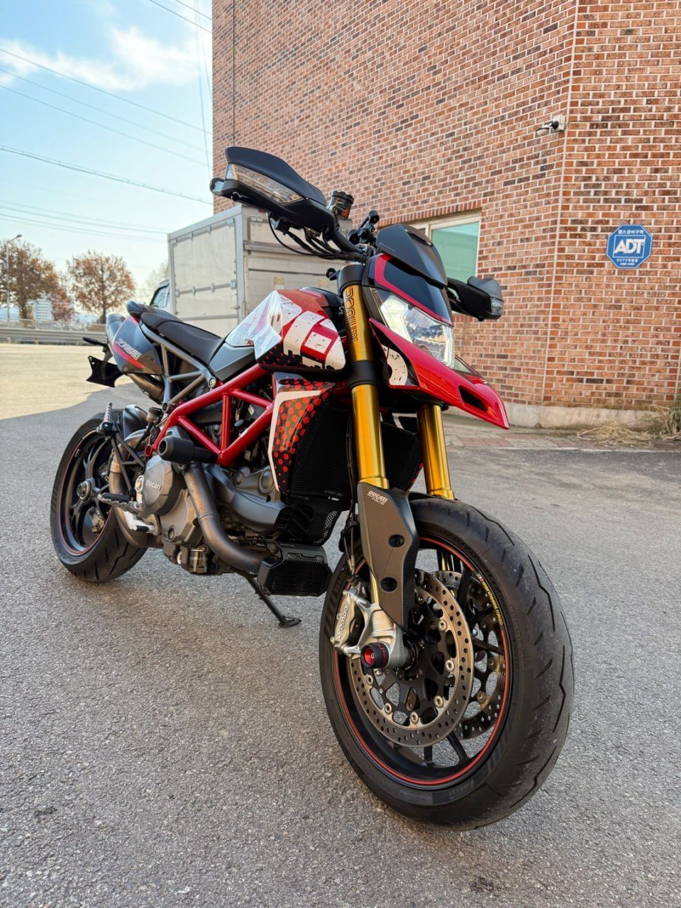 두카티 하이퍼모타드 950 SP more